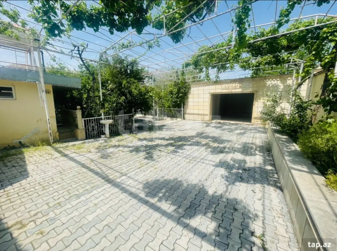 Satılır 9 otaqlı həyət evi 300 m²