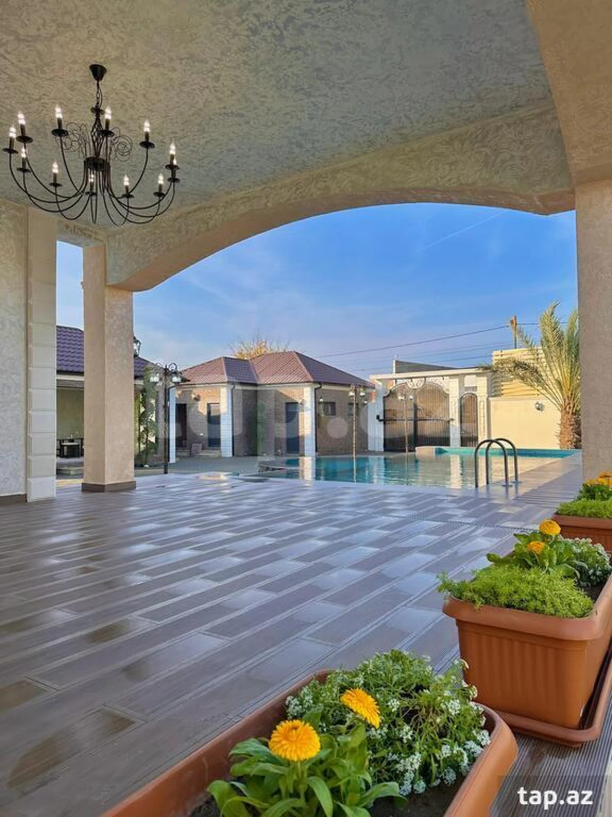 Satılır 6 otaqlı həyət evi