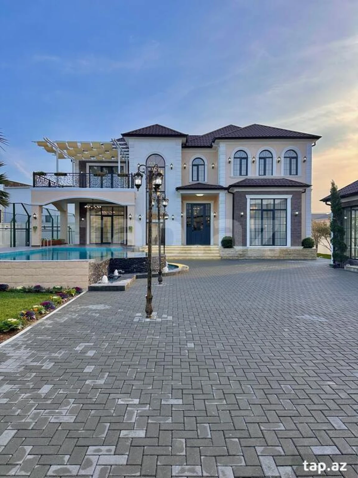 Satılır 6 otaqlı həyət evi