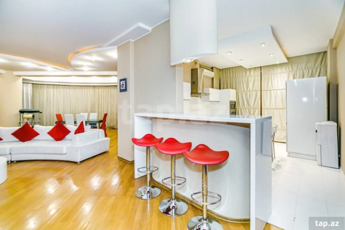 Kirayə verilir 4 otaqlı yeni tikili 200 m²