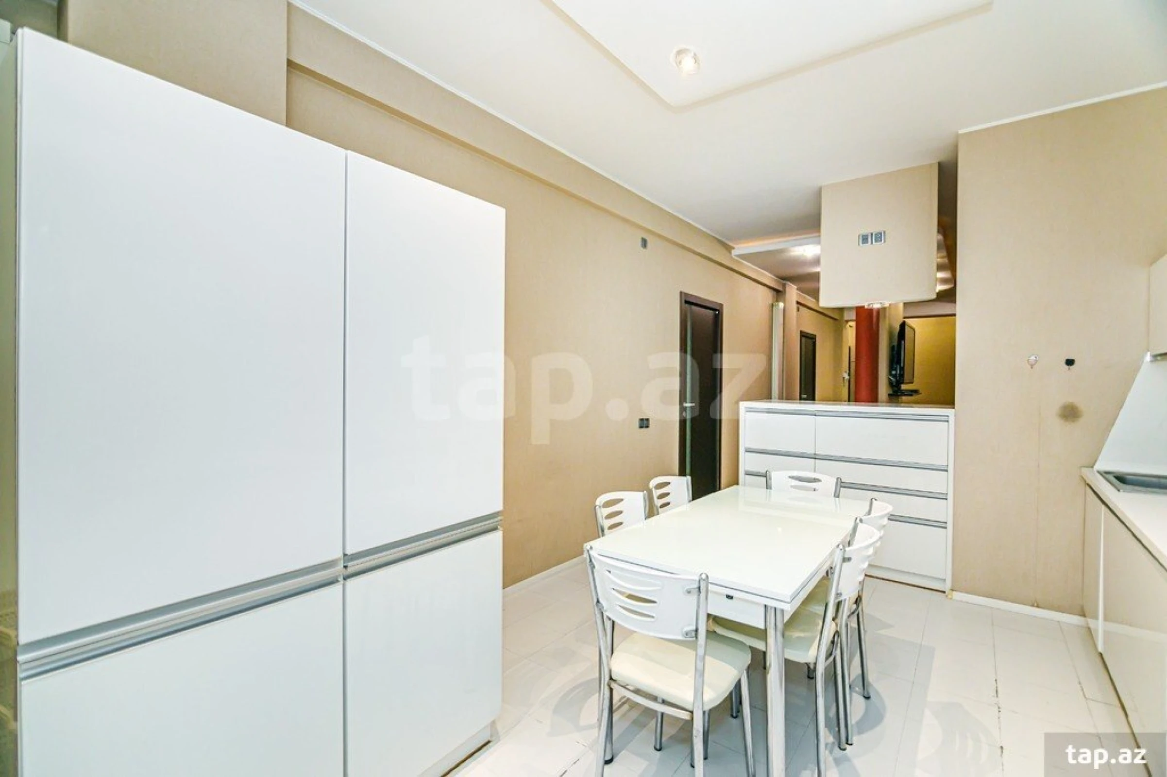 Kirayə verilir 4 otaqlı yeni tikili 200 m²