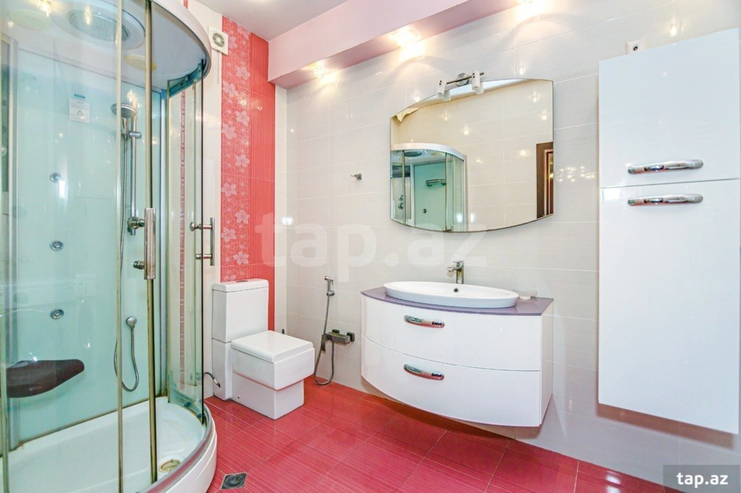 Kirayə verilir 4 otaqlı yeni tikili 200 m²