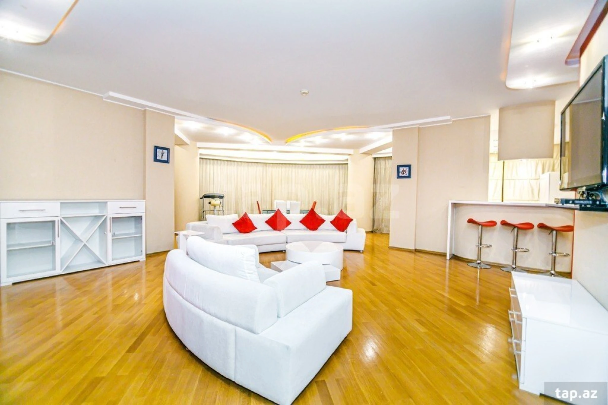 Kirayə verilir 4 otaqlı yeni tikili 200 m²