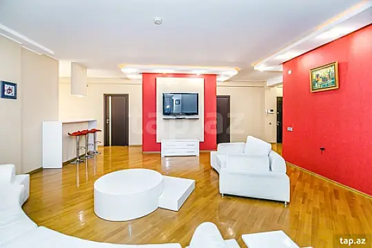 Kirayə verilir 4 otaqlı yeni tikili 200 m²