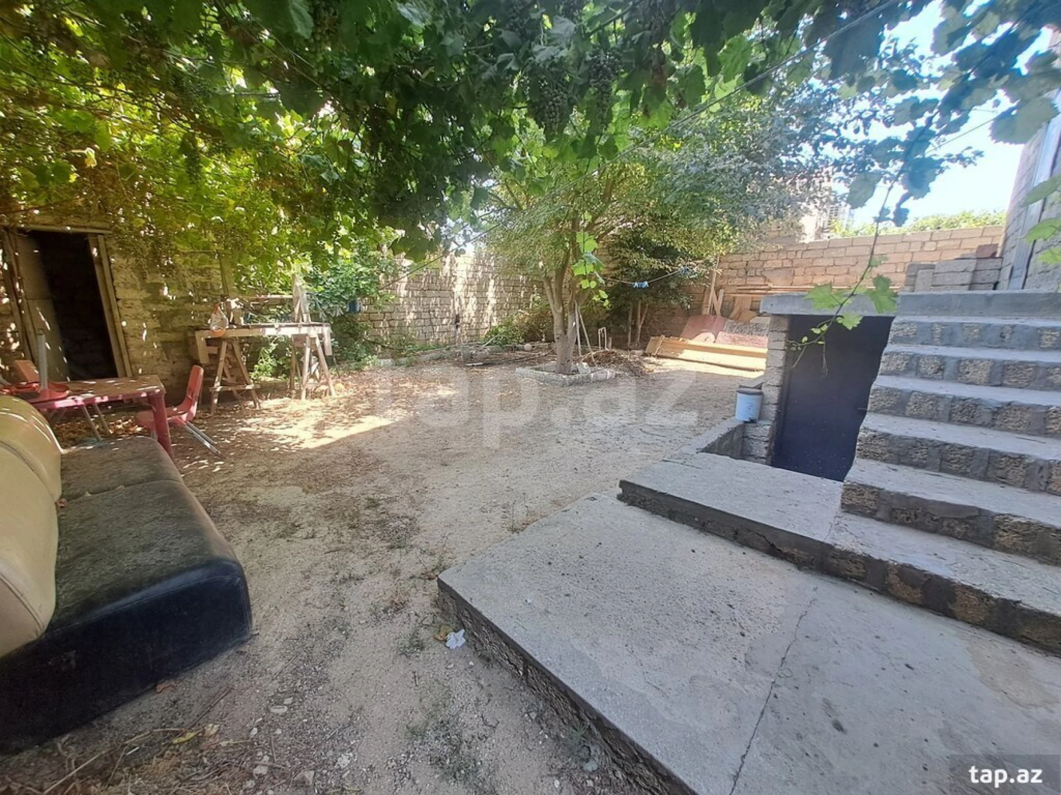 Satılır 8 otaqlı həyət evi