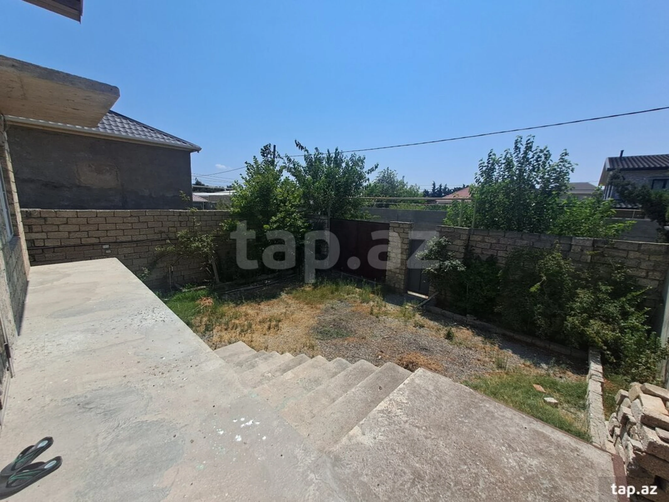 Satılır 8 otaqlı həyət evi