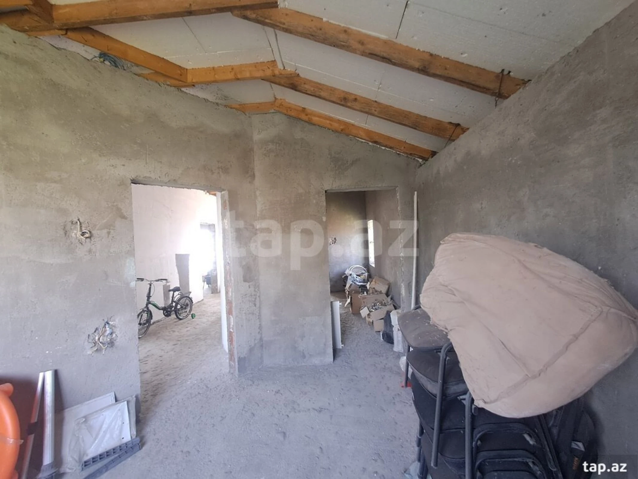 Satılır 8 otaqlı həyət evi