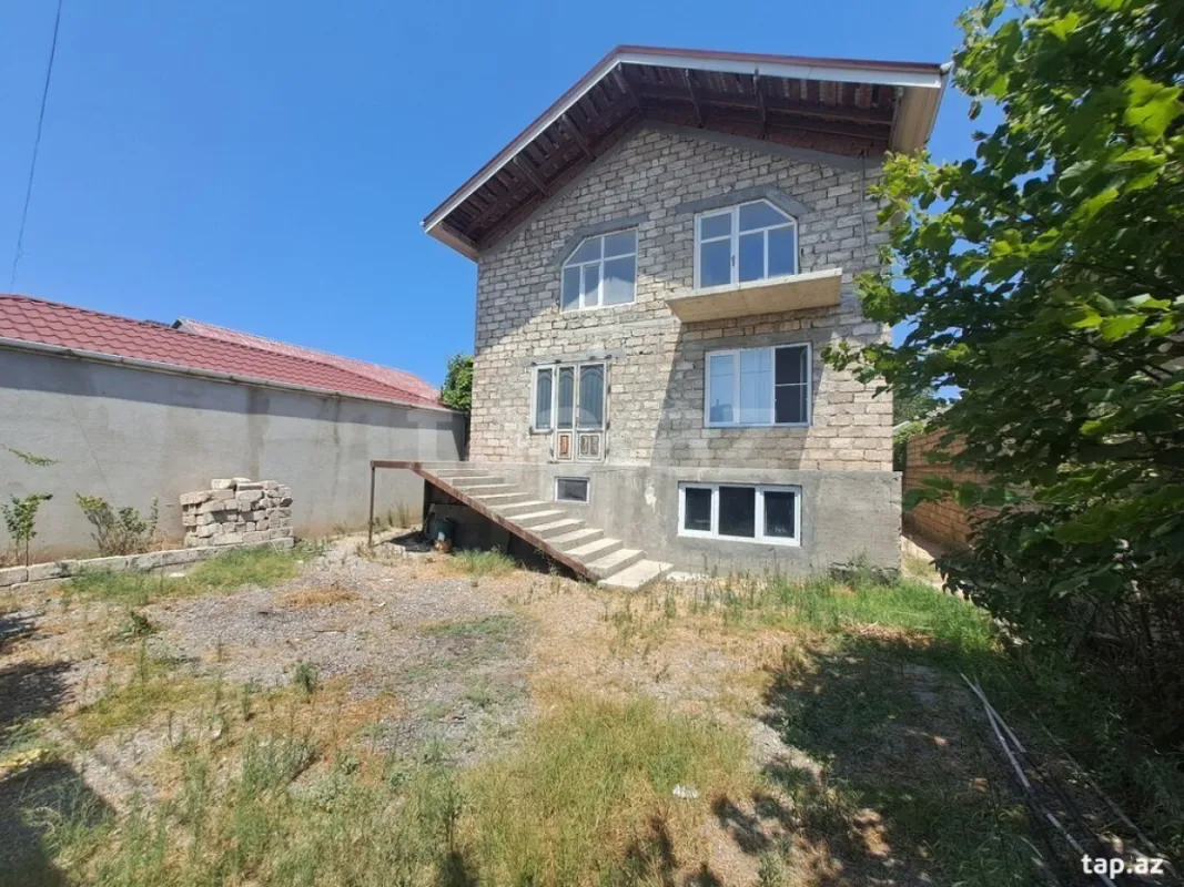 Satılır 8 otaqlı həyət evi