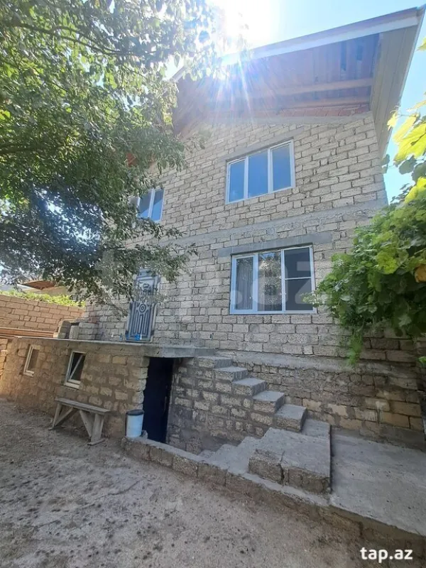 Satılır 8 otaqlı həyət evi