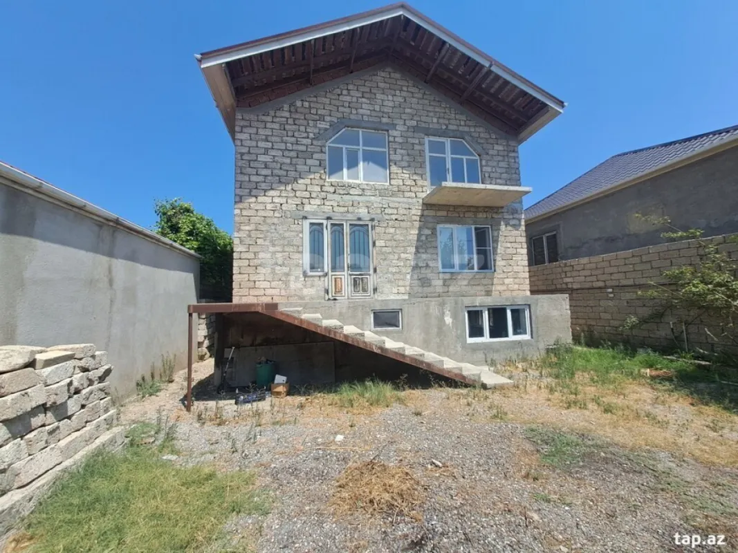 Satılır 8 otaqlı həyət evi