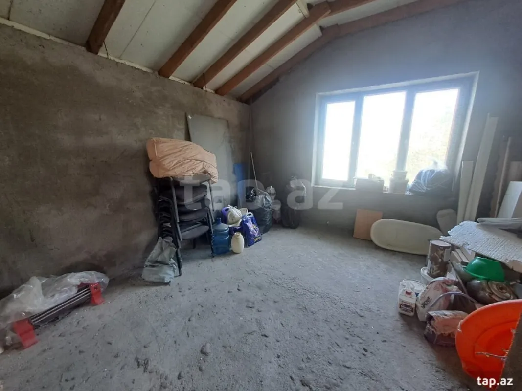 Satılır 8 otaqlı həyət evi