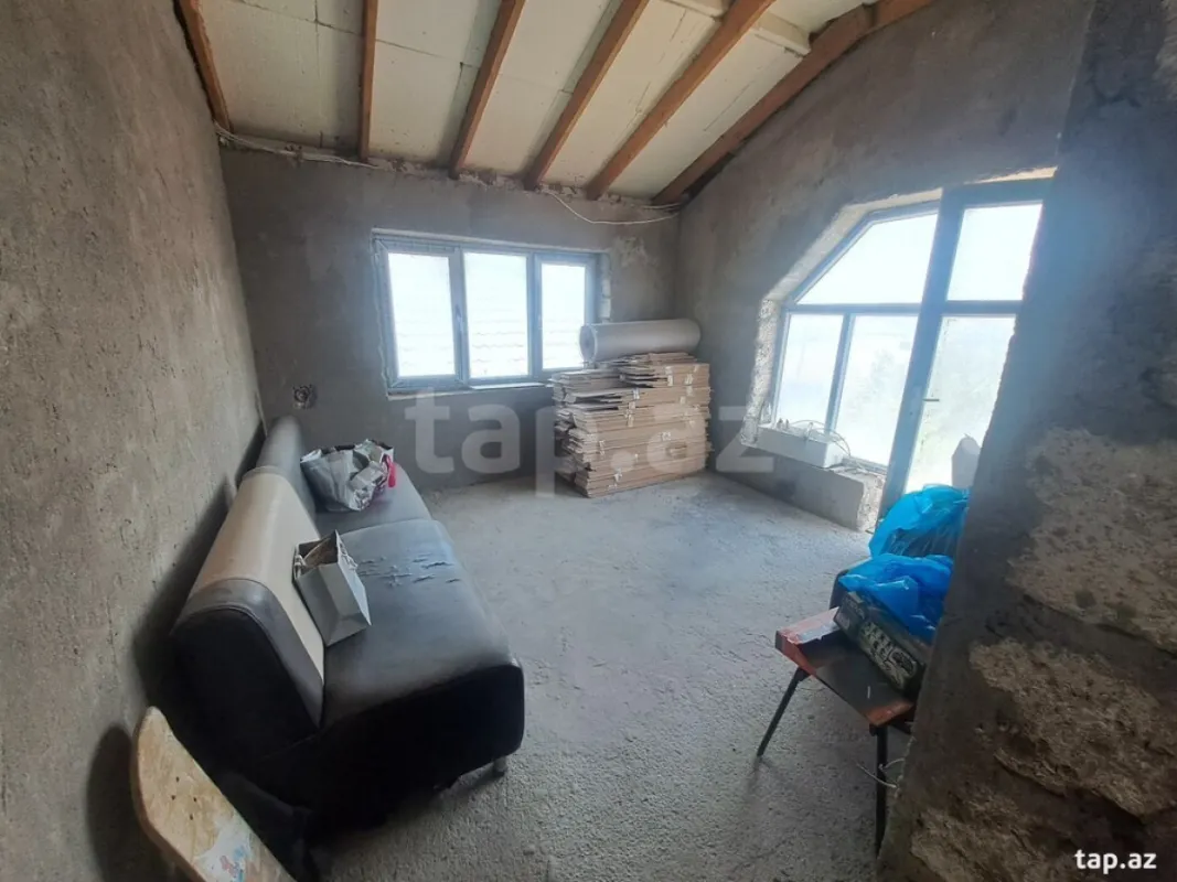 Satılır 8 otaqlı həyət evi