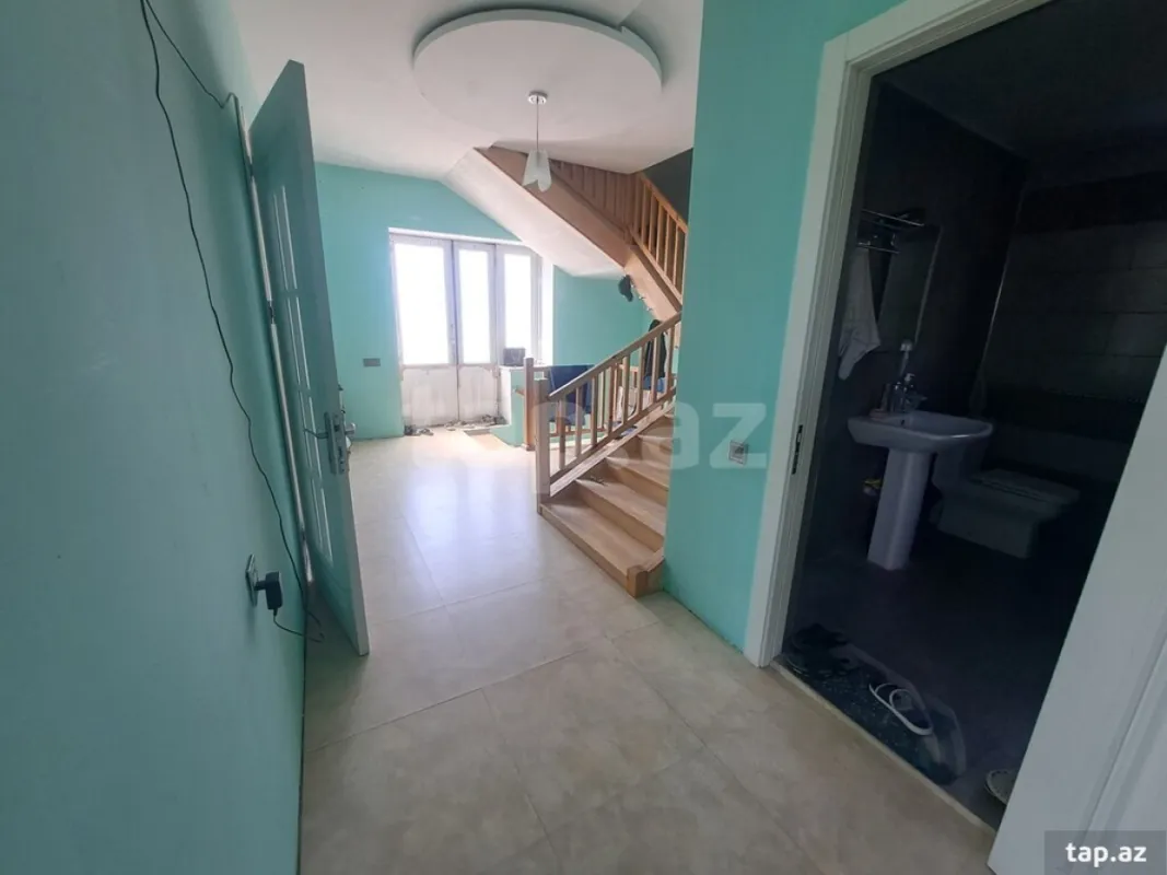 Satılır 8 otaqlı həyət evi