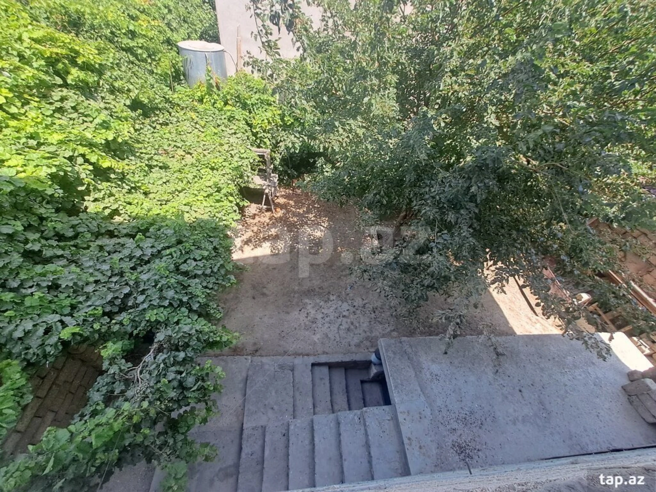 Satılır 8 otaqlı həyət evi