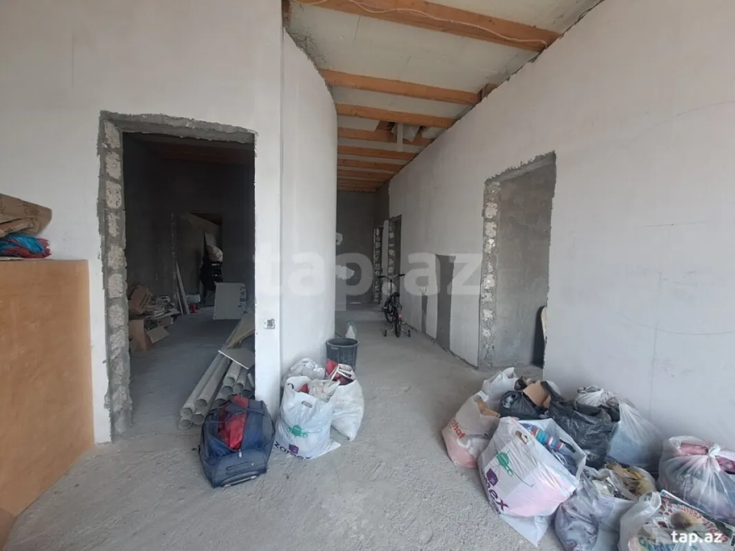 Satılır 8 otaqlı həyət evi