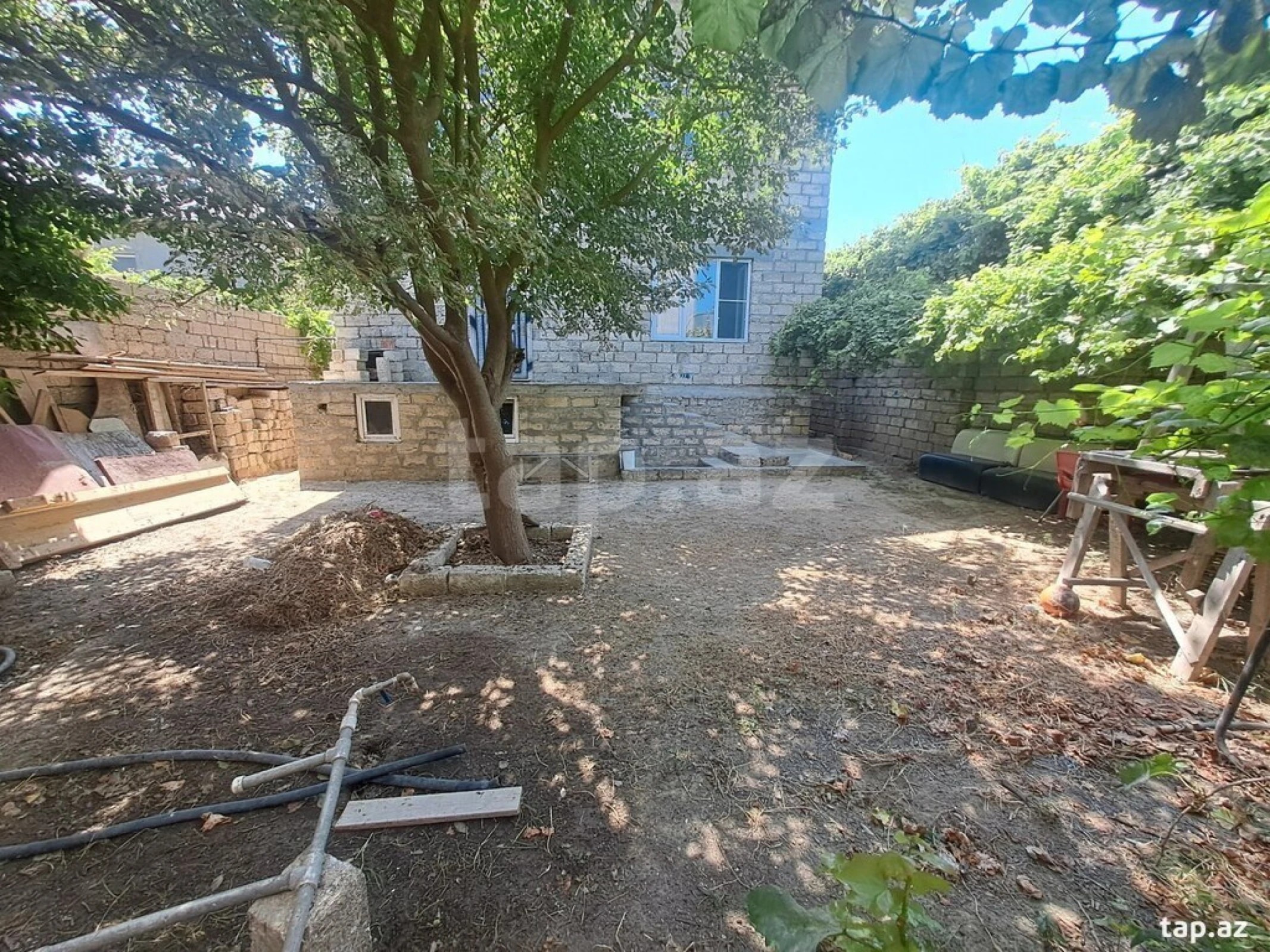 Satılır 8 otaqlı həyət evi