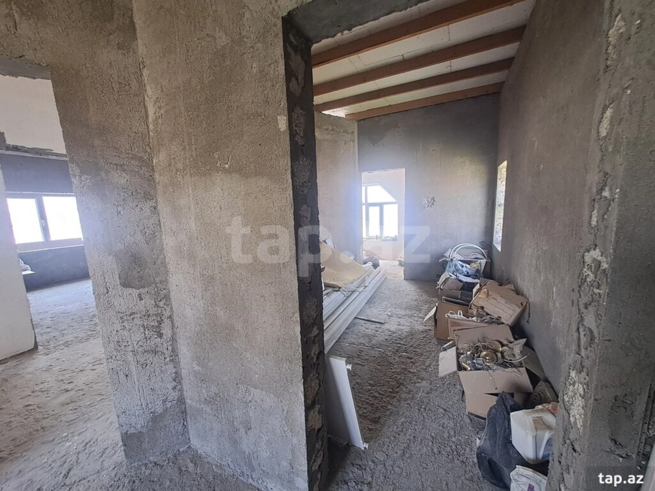 Satılır 8 otaqlı həyət evi