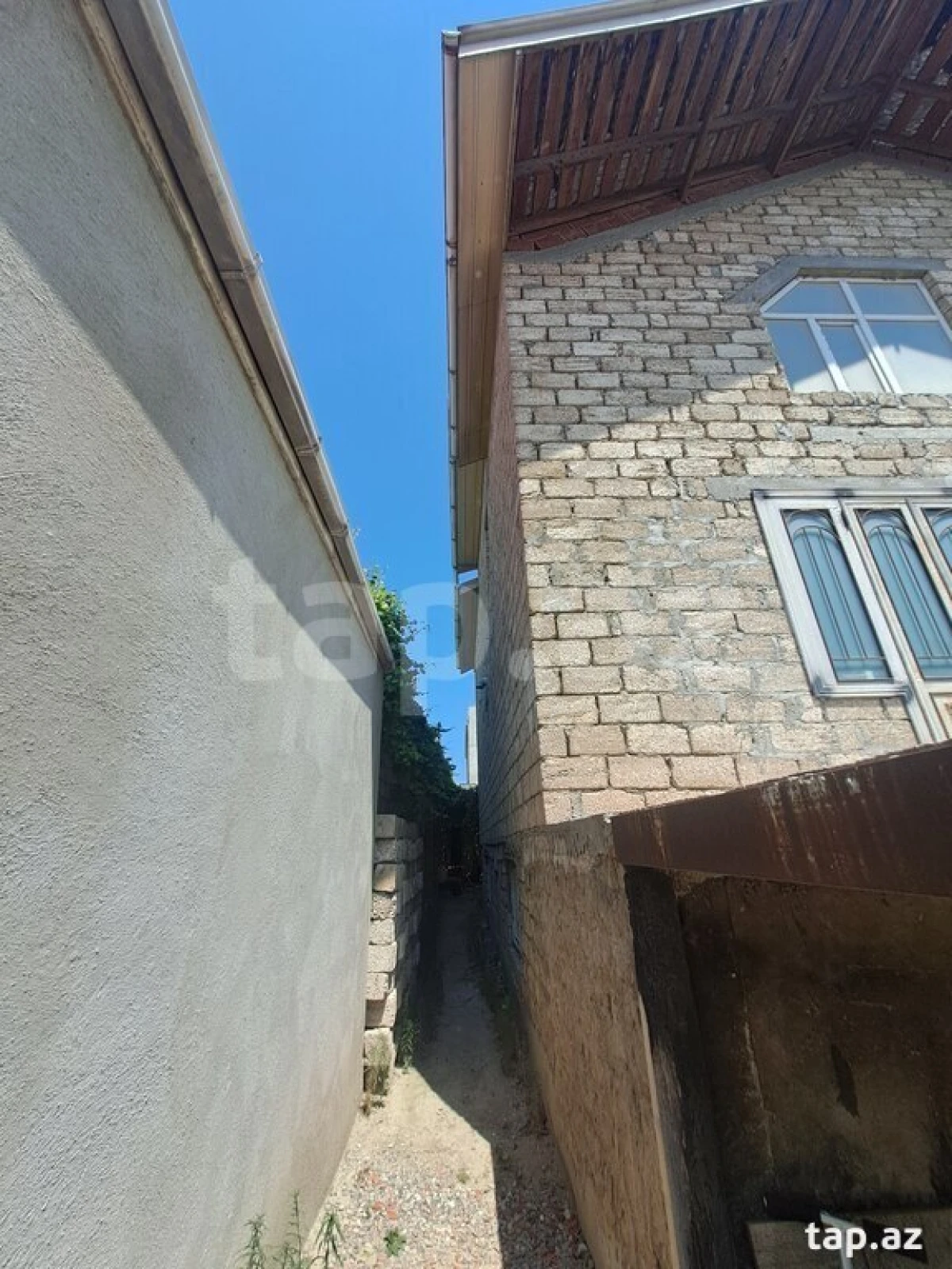 Satılır 8 otaqlı həyət evi