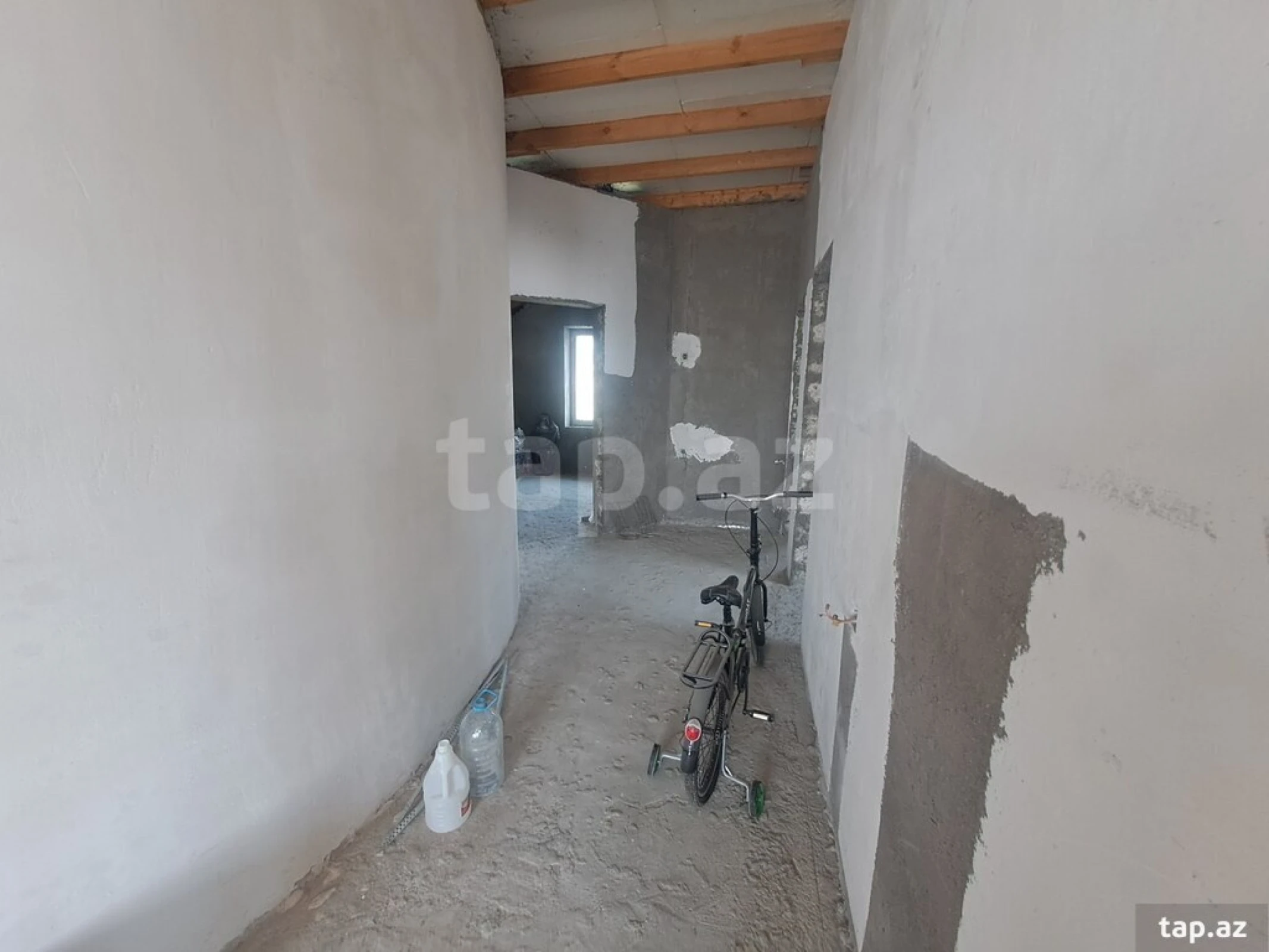 Satılır 8 otaqlı həyət evi