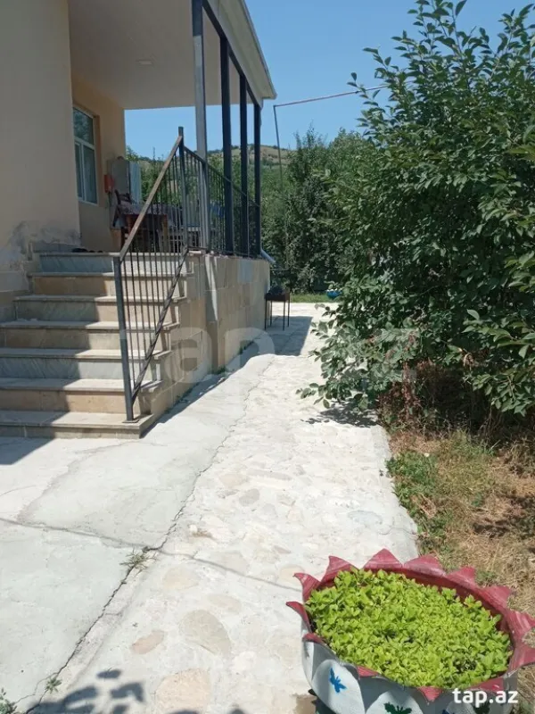 Kirayə verilir 3 otaqlı həyət evi