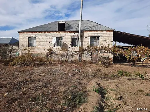 Satılır 5 otaqlı həyət evi