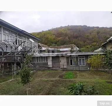 Satılır 7 otaqlı həyət evi 300 m² — Şəki 7 otaq 300.00 m²