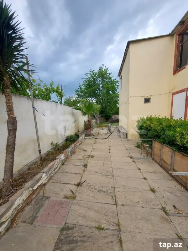 Satılır 9 otaqlı həyət evi