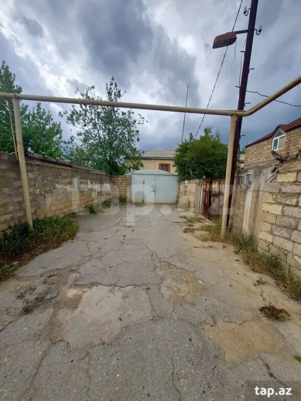 Satılır 9 otaqlı həyət evi