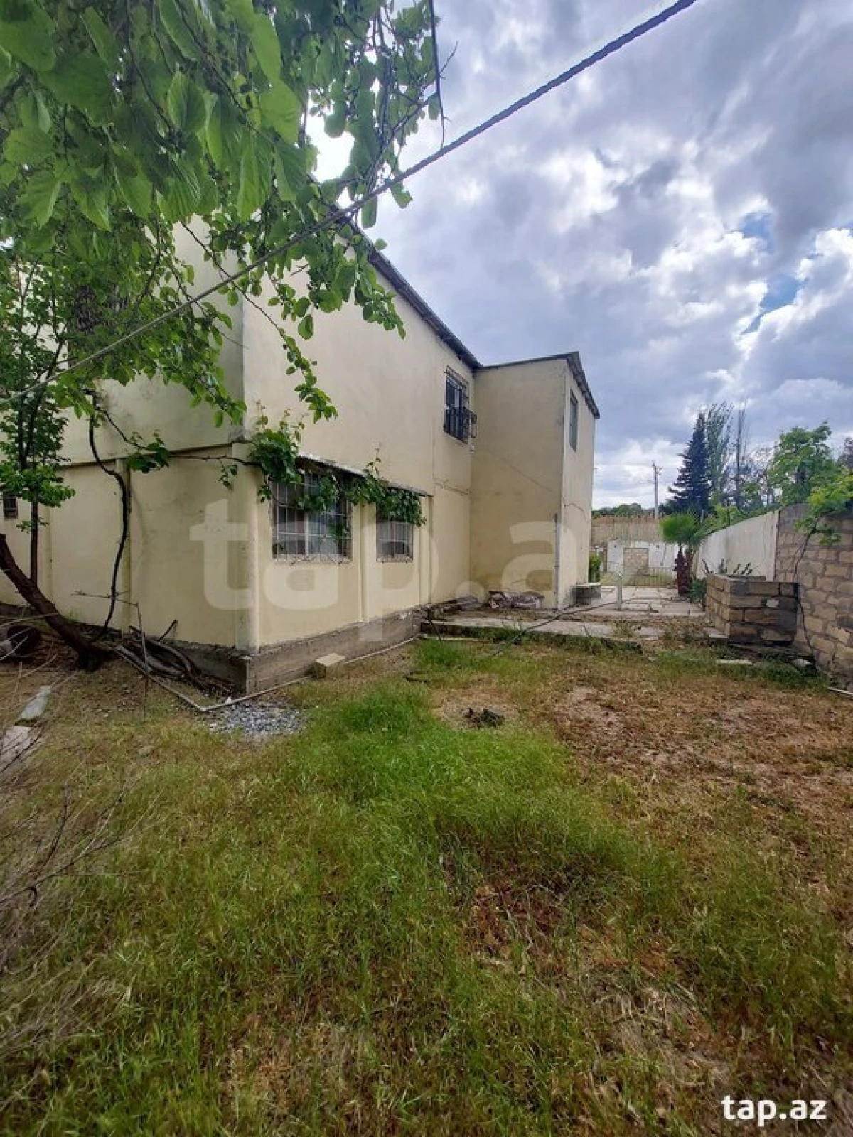 Satılır 9 otaqlı həyət evi