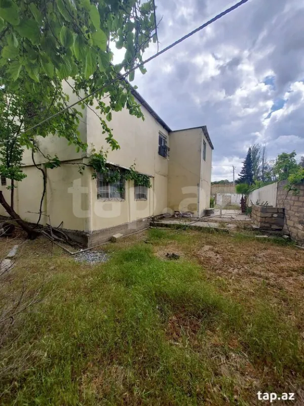 Satılır 9 otaqlı həyət evi