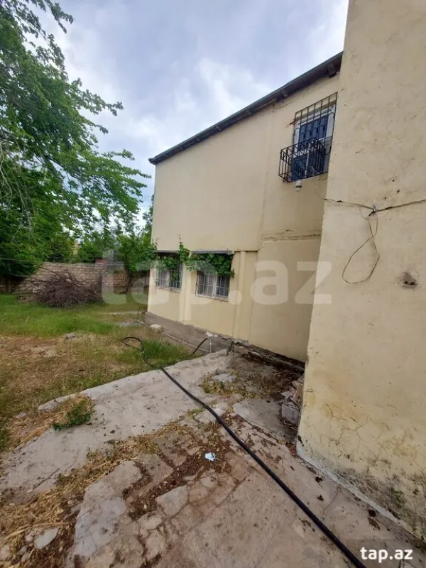 Satılır 9 otaqlı həyət evi