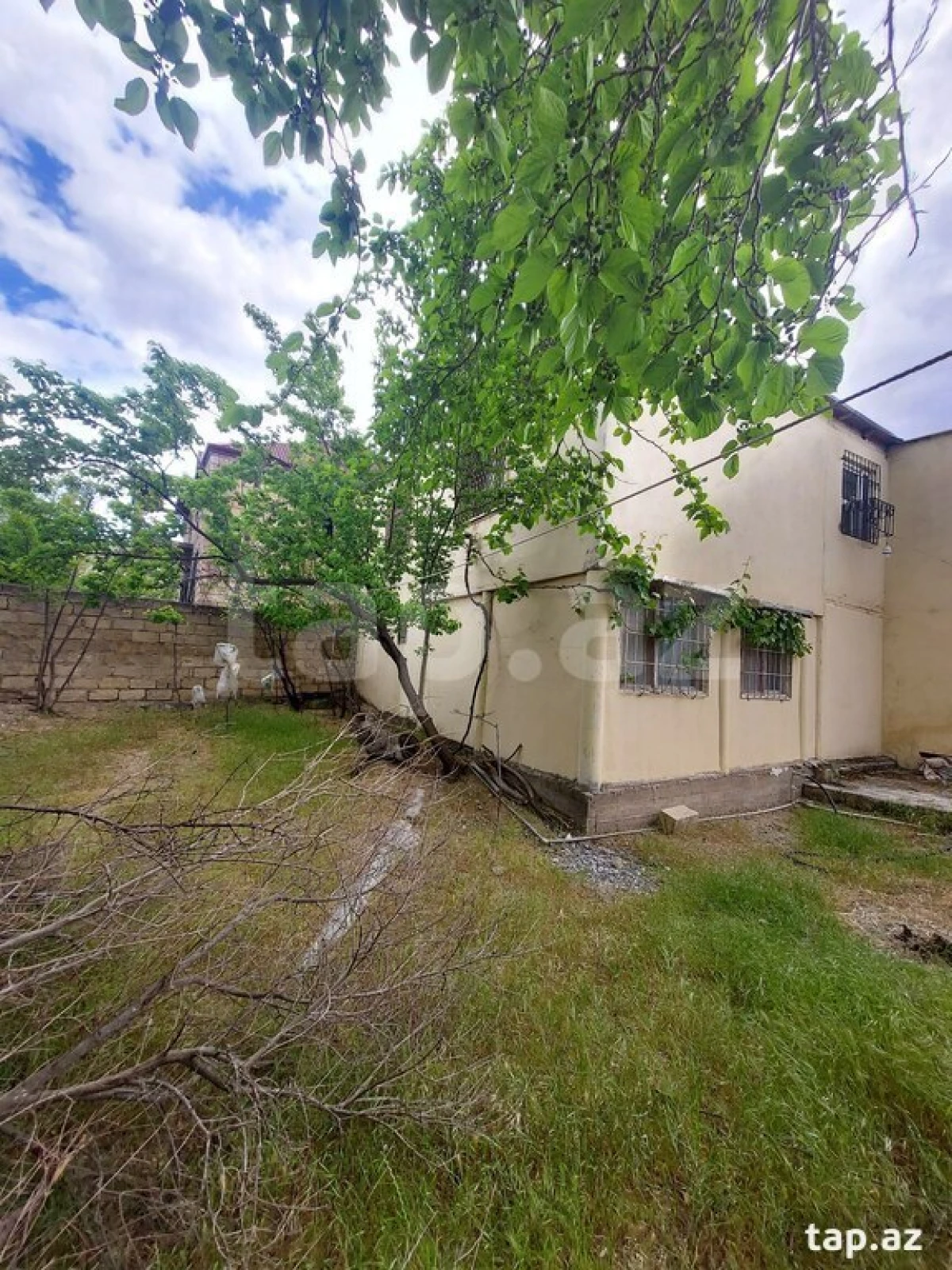 Satılır 9 otaqlı həyət evi