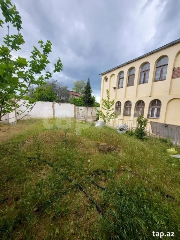 Satılır 9 otaqlı həyət evi