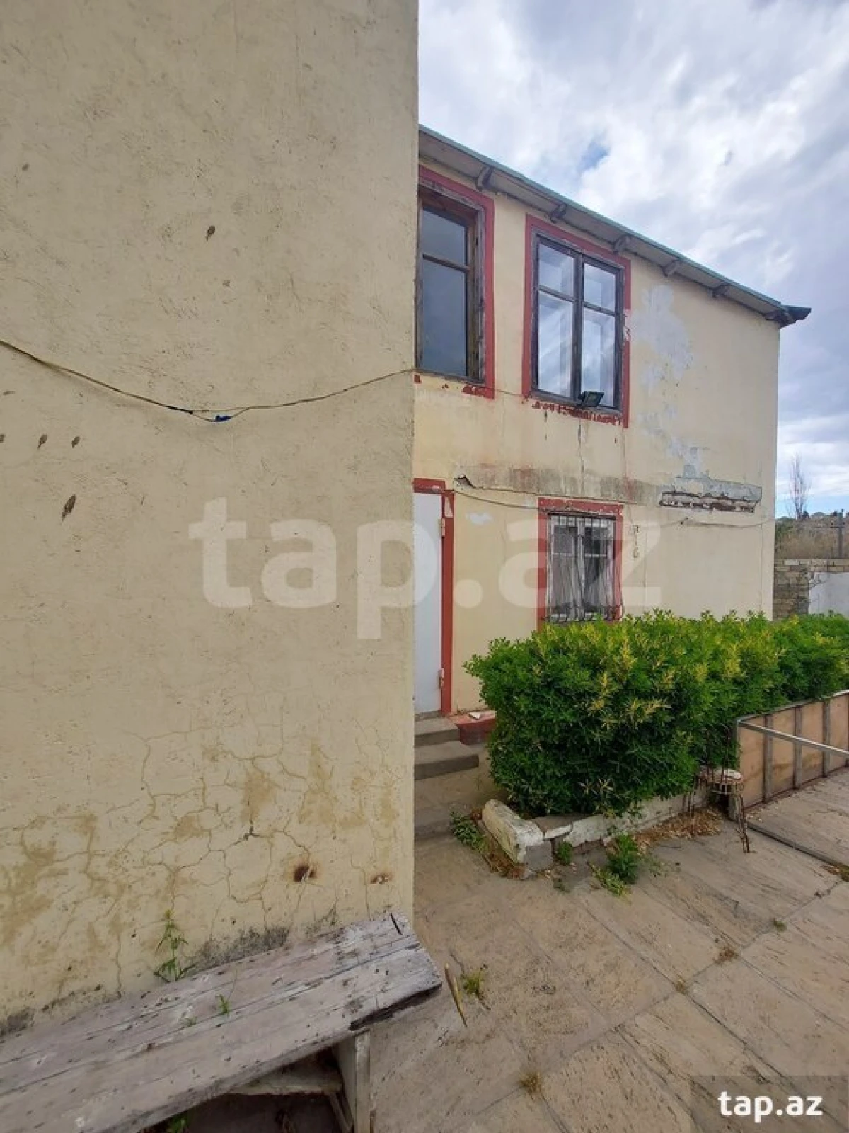 Satılır 9 otaqlı həyət evi