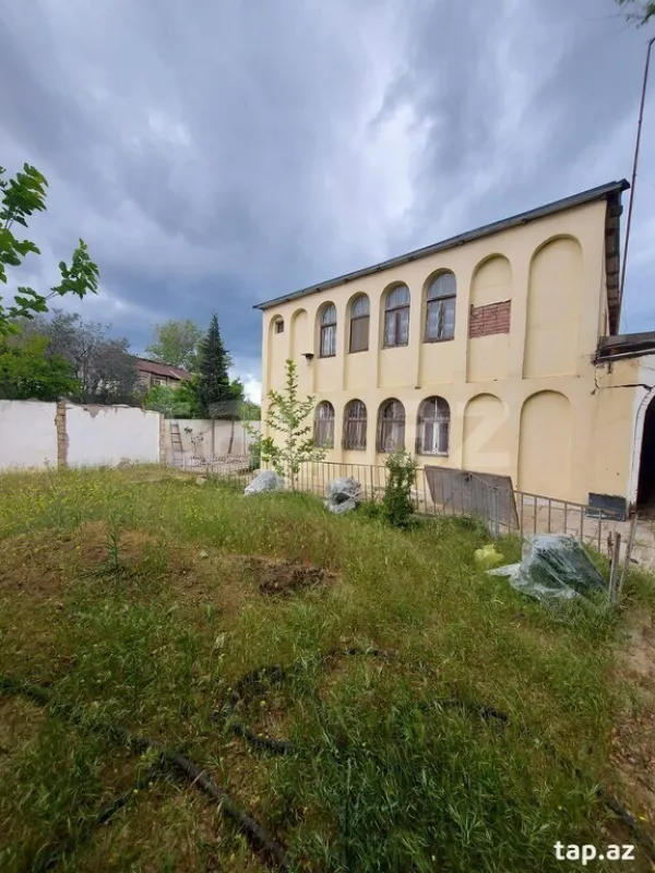 Satılır 9 otaqlı həyət evi