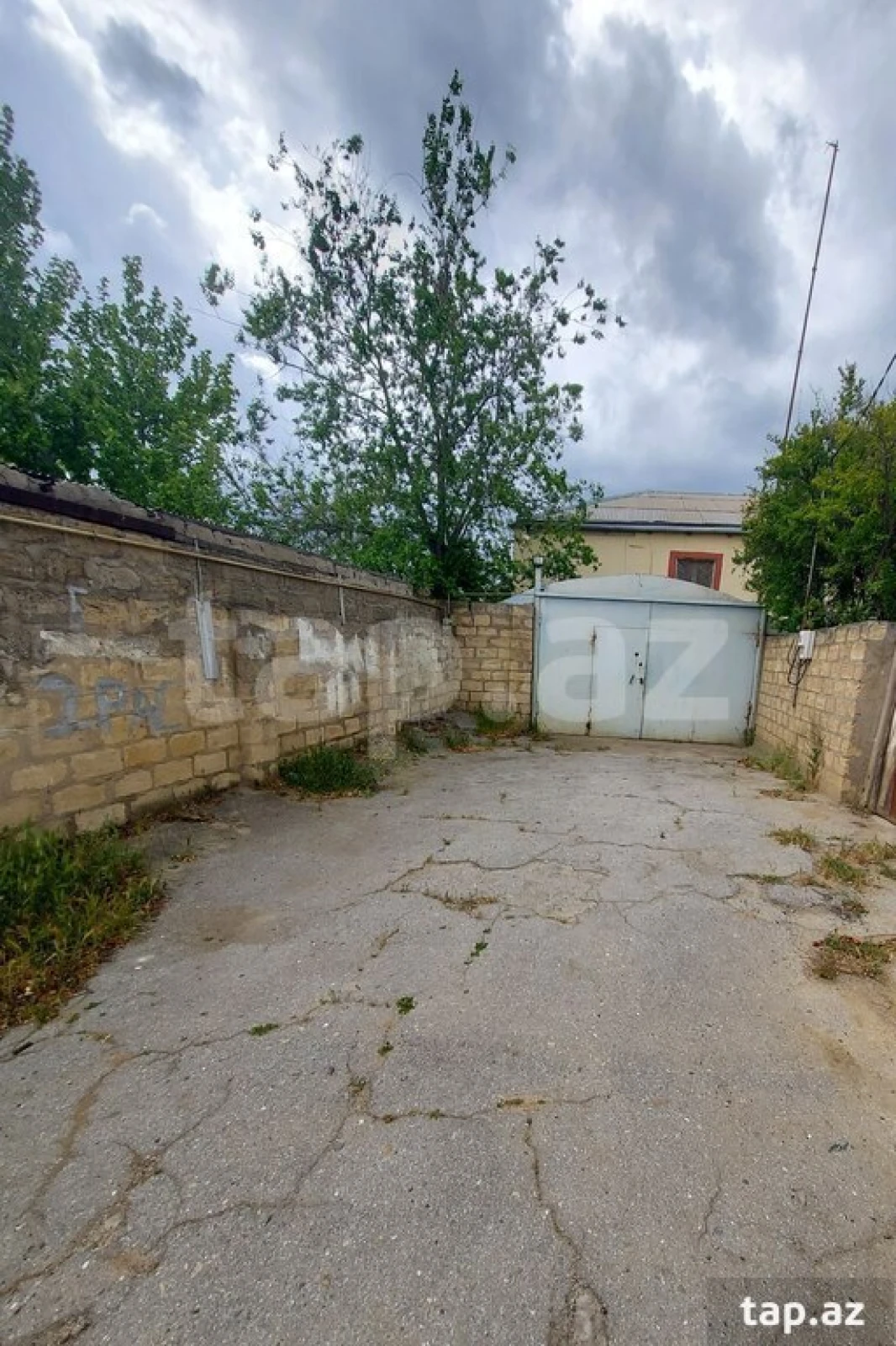 Satılır 9 otaqlı həyət evi