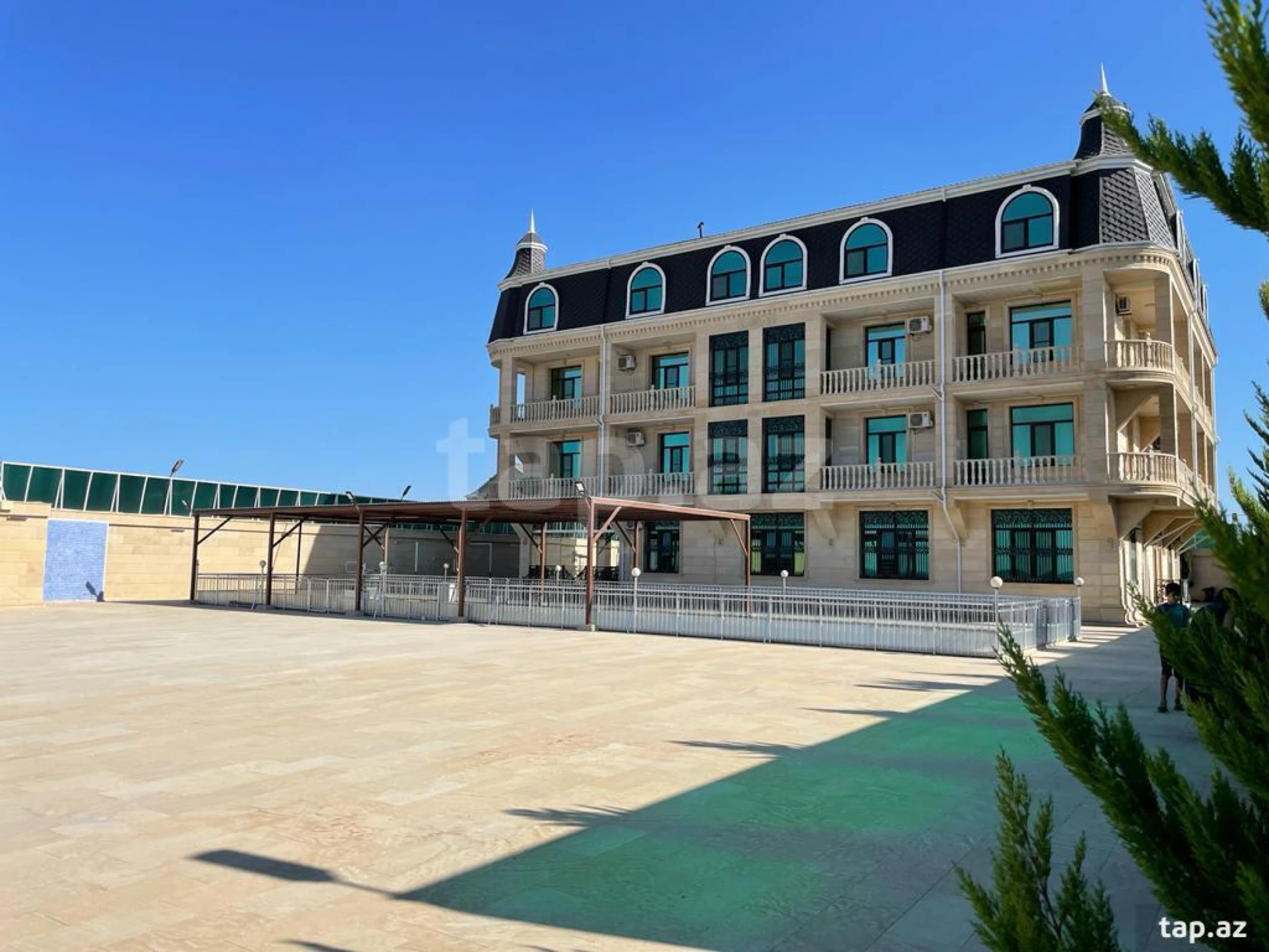 Satılır 20 otaqlı həyət evi