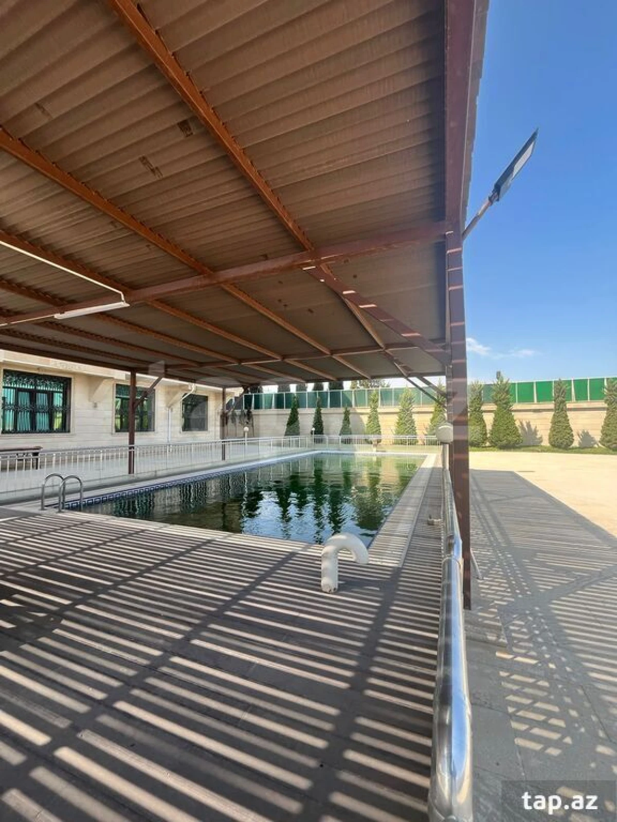 Satılır 20 otaqlı həyət evi