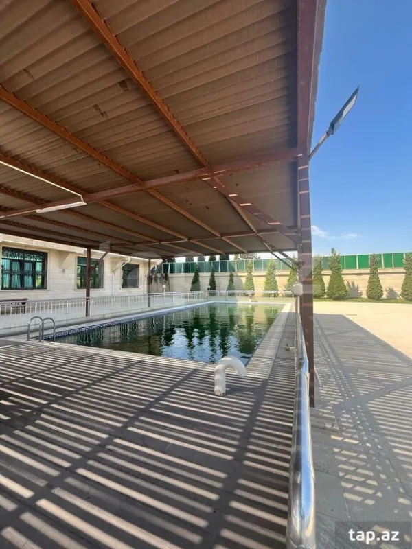 Satılır 20 otaqlı həyət evi