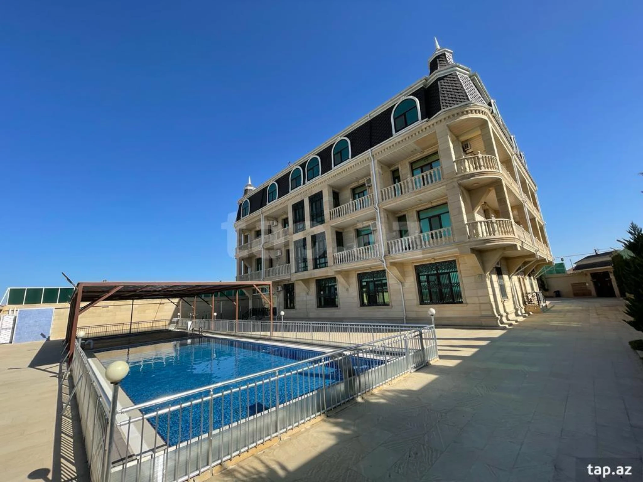 Satılır 20 otaqlı həyət evi