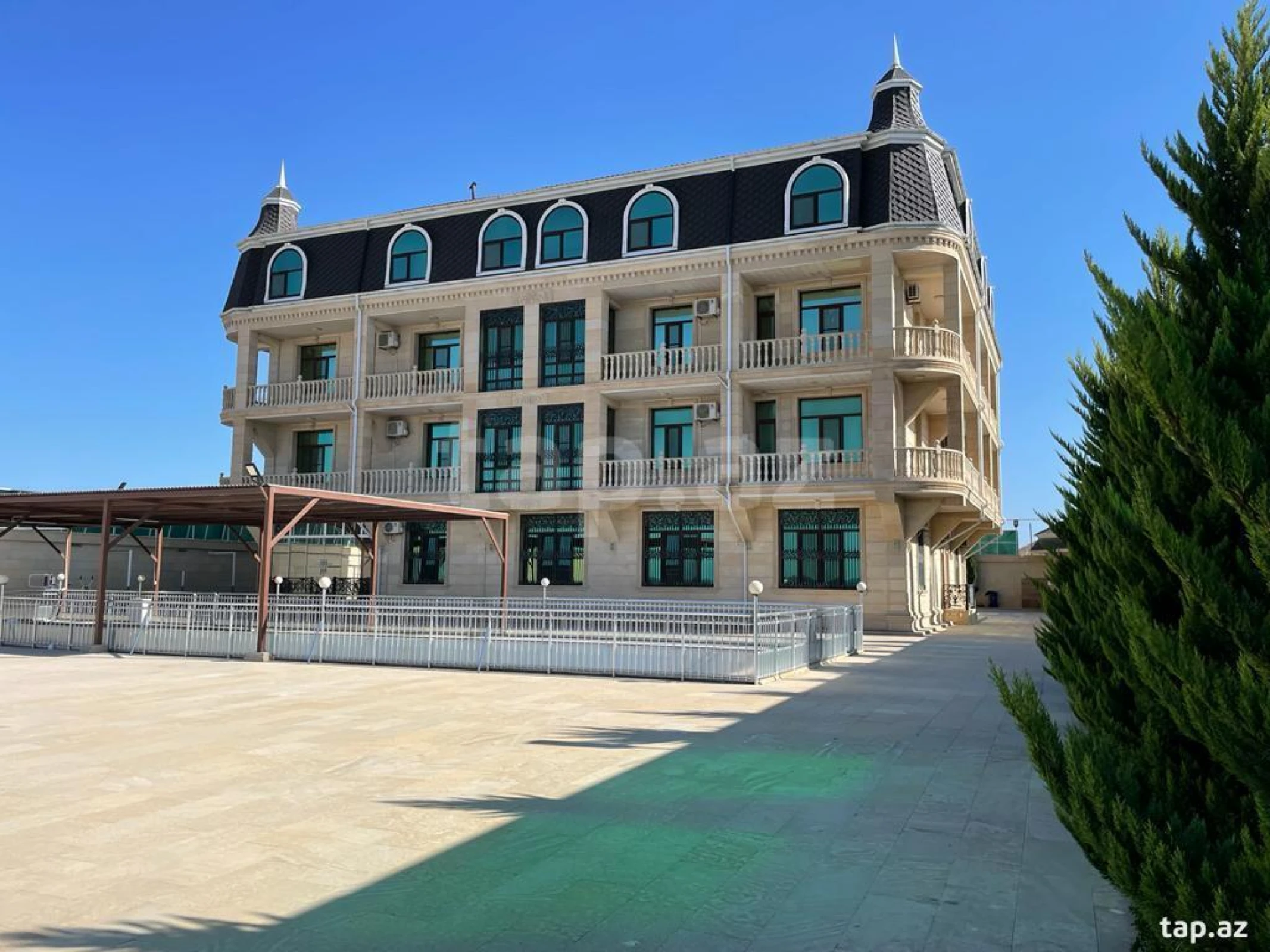 Satılır 20 otaqlı həyət evi