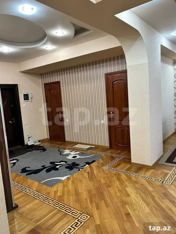 Kirayə verilir 4 otaqlı yeni tikili 130 m²