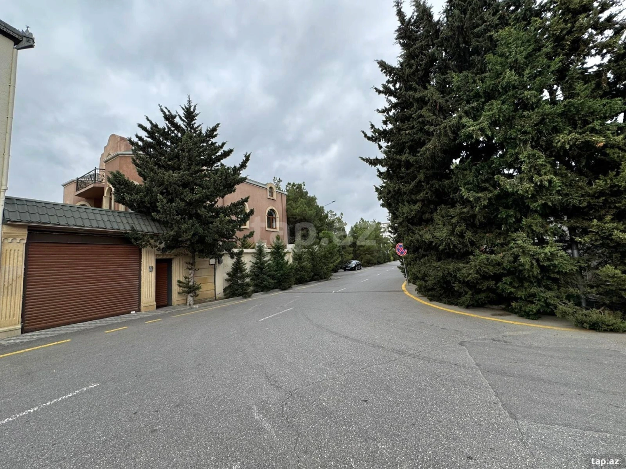 Satılır 8 otaqlı həyət evi 375 m²