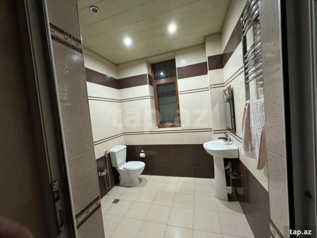 Satılır 8 otaqlı həyət evi 375 m²