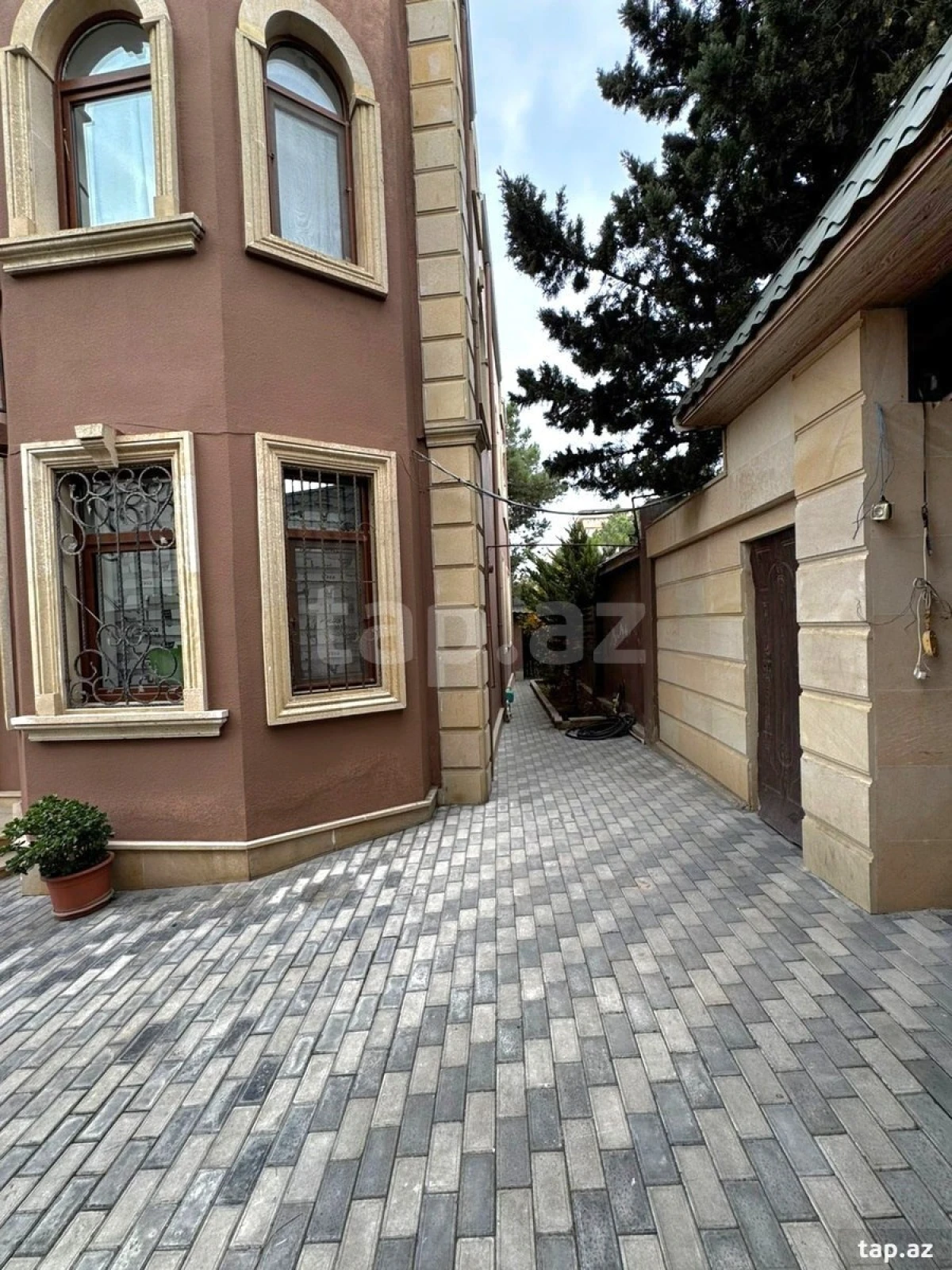 Satılır 8 otaqlı həyət evi 375 m²