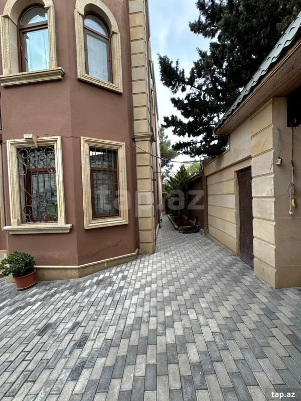 Satılır 8 otaqlı həyət evi 375 m²