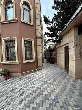 Satılır 8 otaqlı həyət evi 375 m²