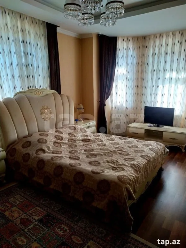 Satılır 8 otaqlı həyət evi 375 m²