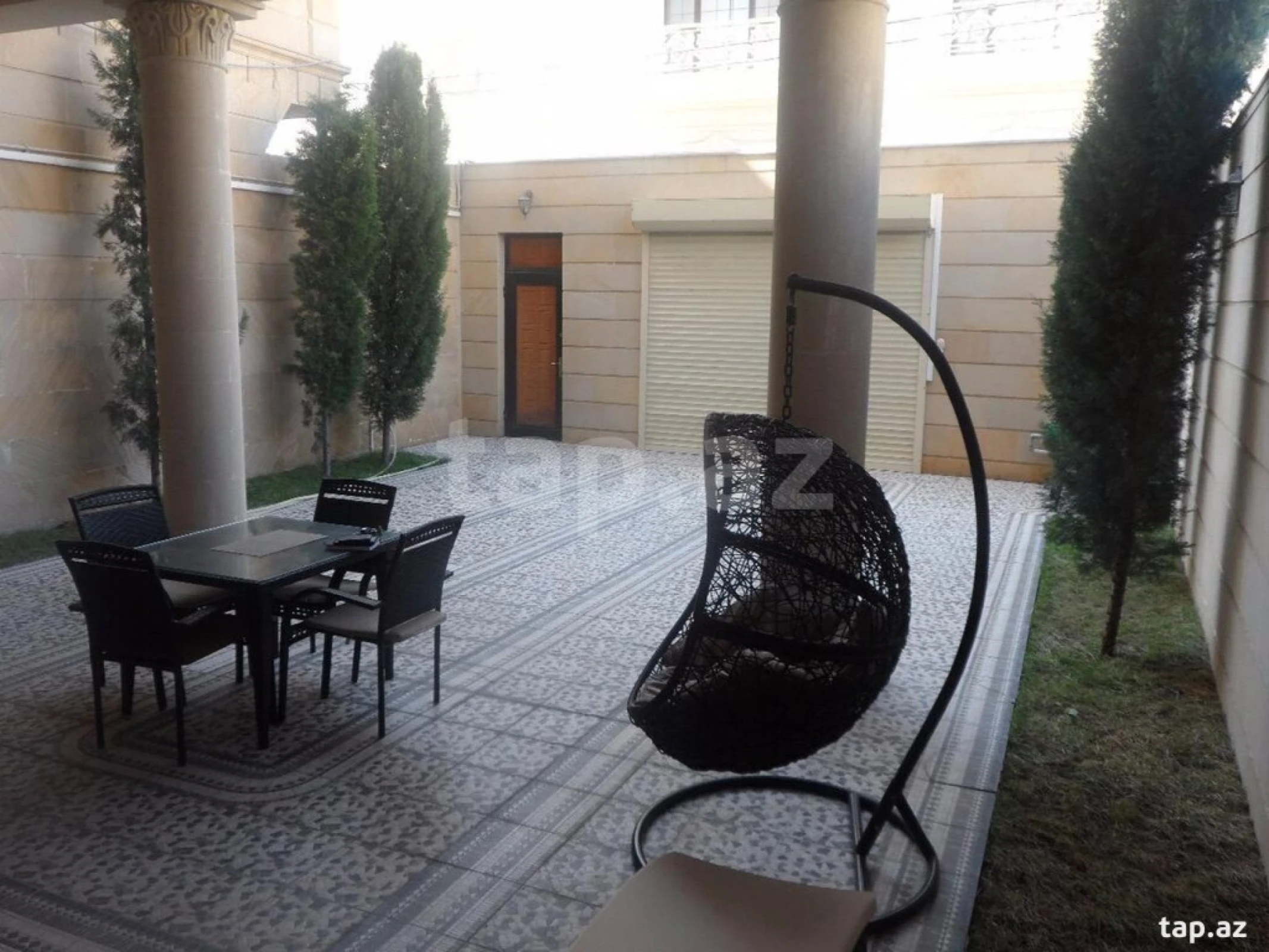 Satılır 15 otaqlı həyət evi