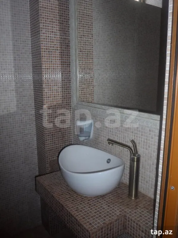 Satılır 15 otaqlı həyət evi